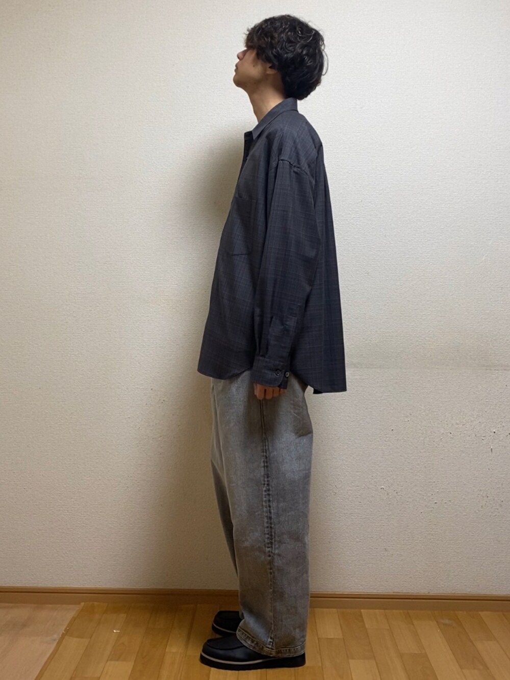 グレー系のデニムパンツを着用したメンズの春コーディネートの3枚目の写真