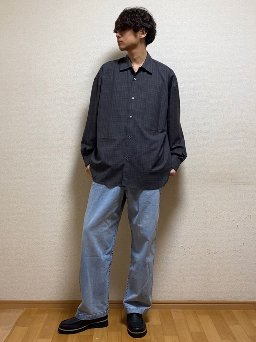 ブラック系のローファーを着用したメンズの春コーディネートの2枚目の写真