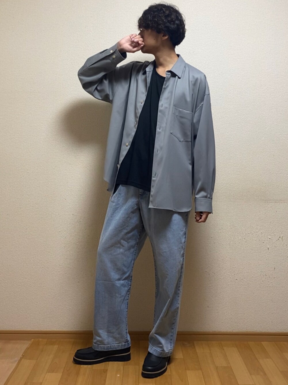 ブラック系のタンクトップを着用したメンズの春コーディネートの2枚目の写真