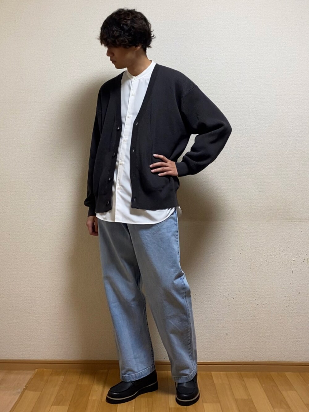 ブルー系のデニムパンツを着用したメンズの春コーディネートの3枚目の写真