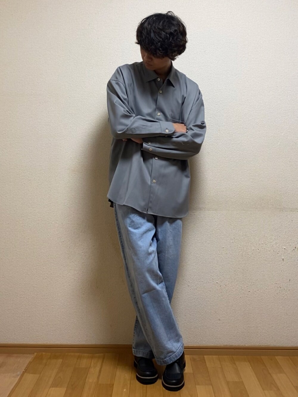 ブラック系のタンクトップを着用したメンズの春コーディネートの3枚目の写真