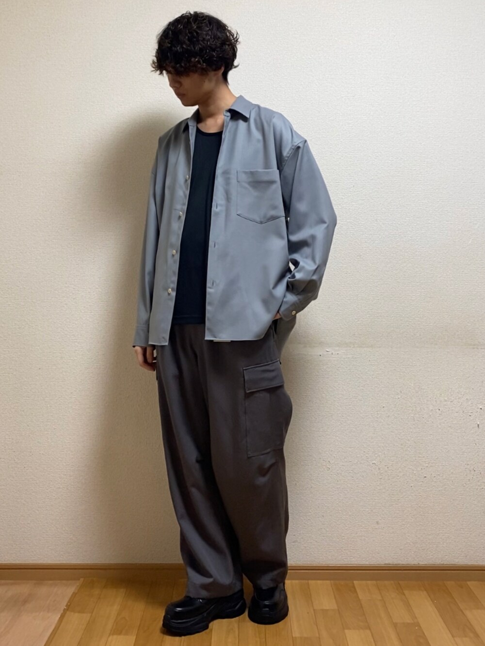 グリーン系のカーゴパンツを着用したメンズの冬コーディネートの3枚目の写真