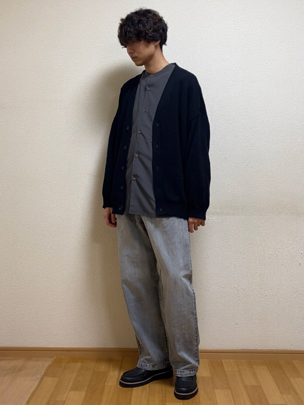 グレー系のシャツ/ブラウスを着用したメンズの春コーディネートの2枚目の写真