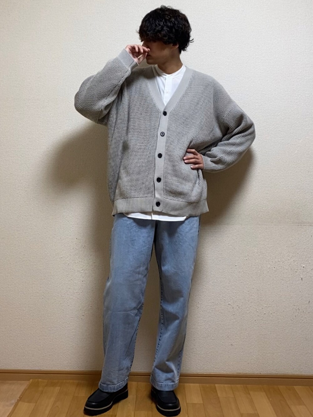 グレー系のカーディガン/ボレロを着用したメンズの春コーディネートの2枚目の写真