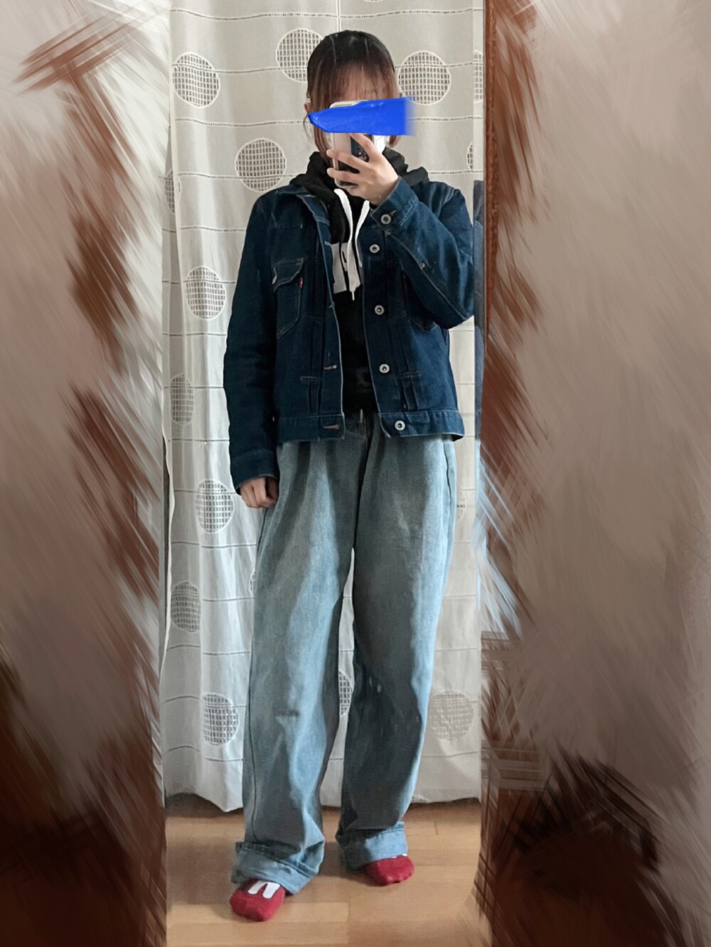 ブルー系のデニムパンツ、ブラック系のスウェット、ブルー系のデニムジャケットを着用したレディースの秋コーディネートの2枚目の写真