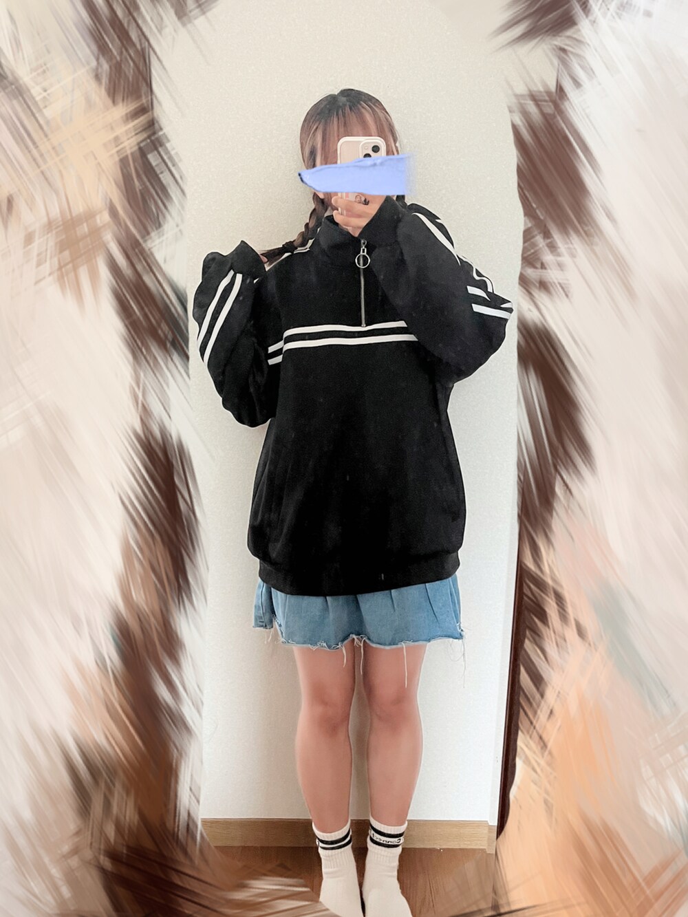 ブラック系のジャージ、ブルー系のデニムスカート、ホワイト系のソックス/靴下を着用したレディースの夏コーディネートの2枚目の写真