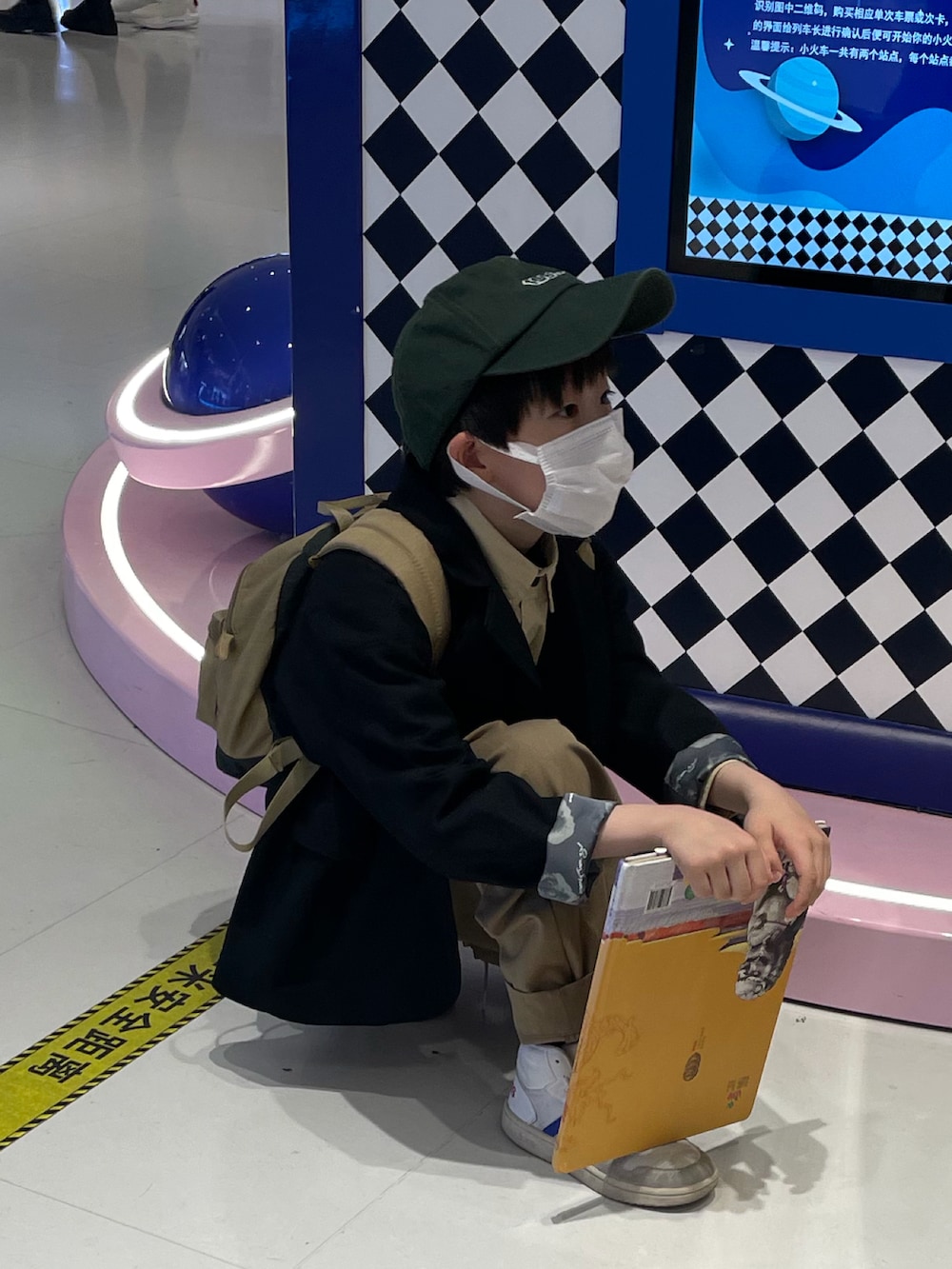 ホワイト系のスニーカーを着用したレディースの春コーディネートの2枚目の写真