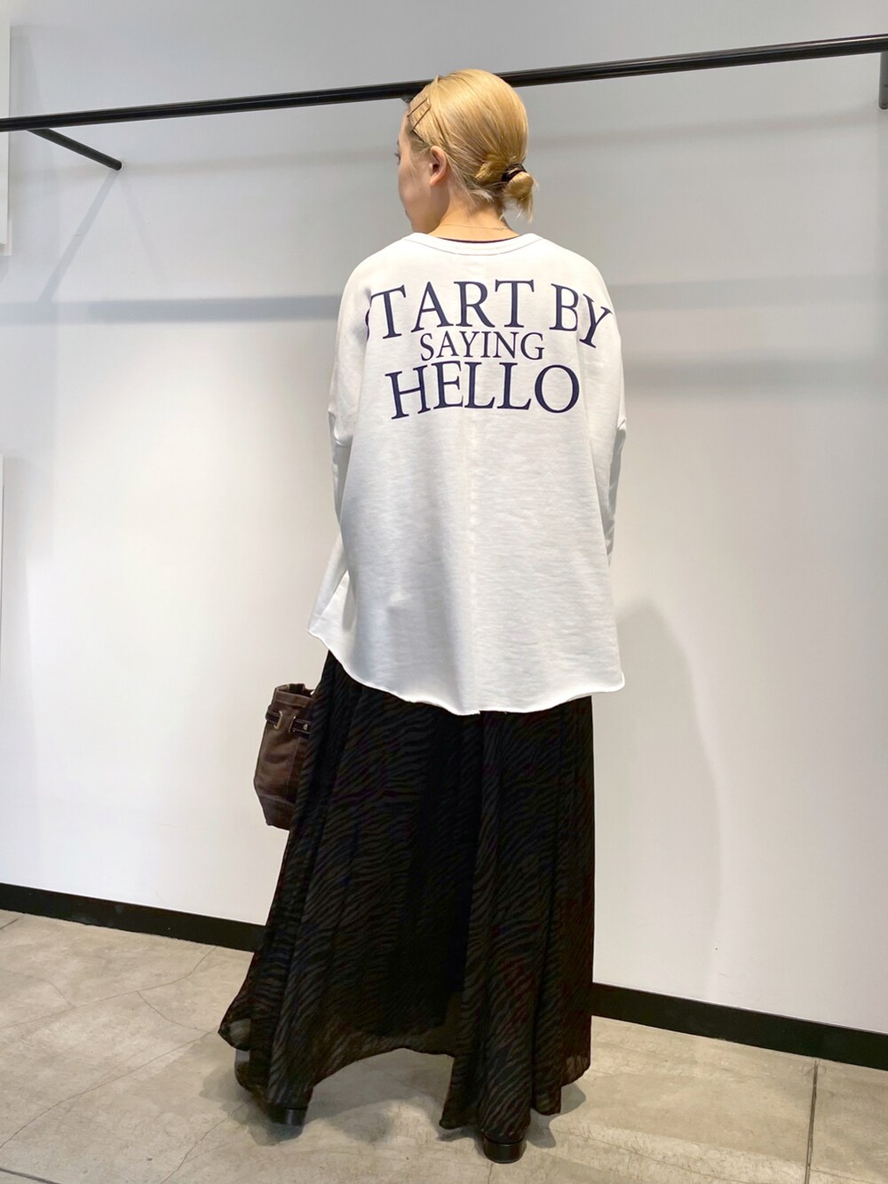 「シンプルコーデ、大人女子、カジュアルコーデ、春コーデ、ロゴスウェット、スウェット、フレアスカート、フラットパンプス、ゼブラ柄、きれいめカジュアル、カジュアル、ootd、フォロバ、相互フォロー、相互フォロー歓迎」｜「OUVRAGE CLASSEのバックプリントスウェットプルオーバー（Tシャツ/カットソー、ホワイト系）」を使った、hanaさん（レディース・160cm）の春コーディネートの2枚目の写真