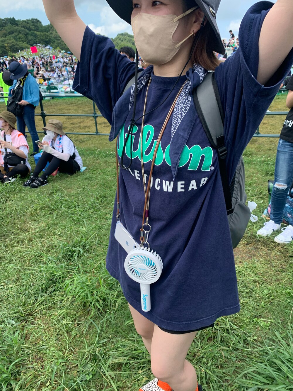 その他のTシャツ/カットソー、ブラック系のサンダル、グレー系のバックパック/リュックを着用したレディースの夏コーディネートの3枚目の写真