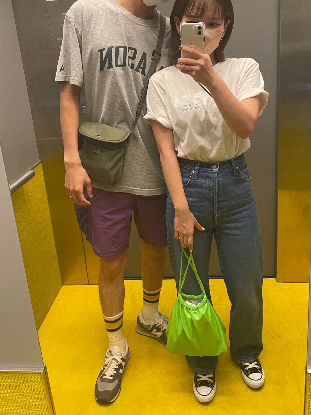 ホワイト系のTシャツ/カットソー、ブルー系のデニムパンツを着用したレディースの秋コーディネートの2枚目の写真