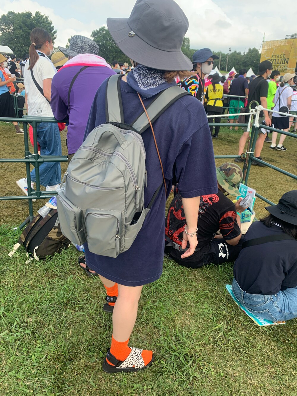 その他のTシャツ/カットソー、ブラック系のサンダル、グレー系のバックパック/リュックを着用したレディースの夏コーディネートの2枚目の写真