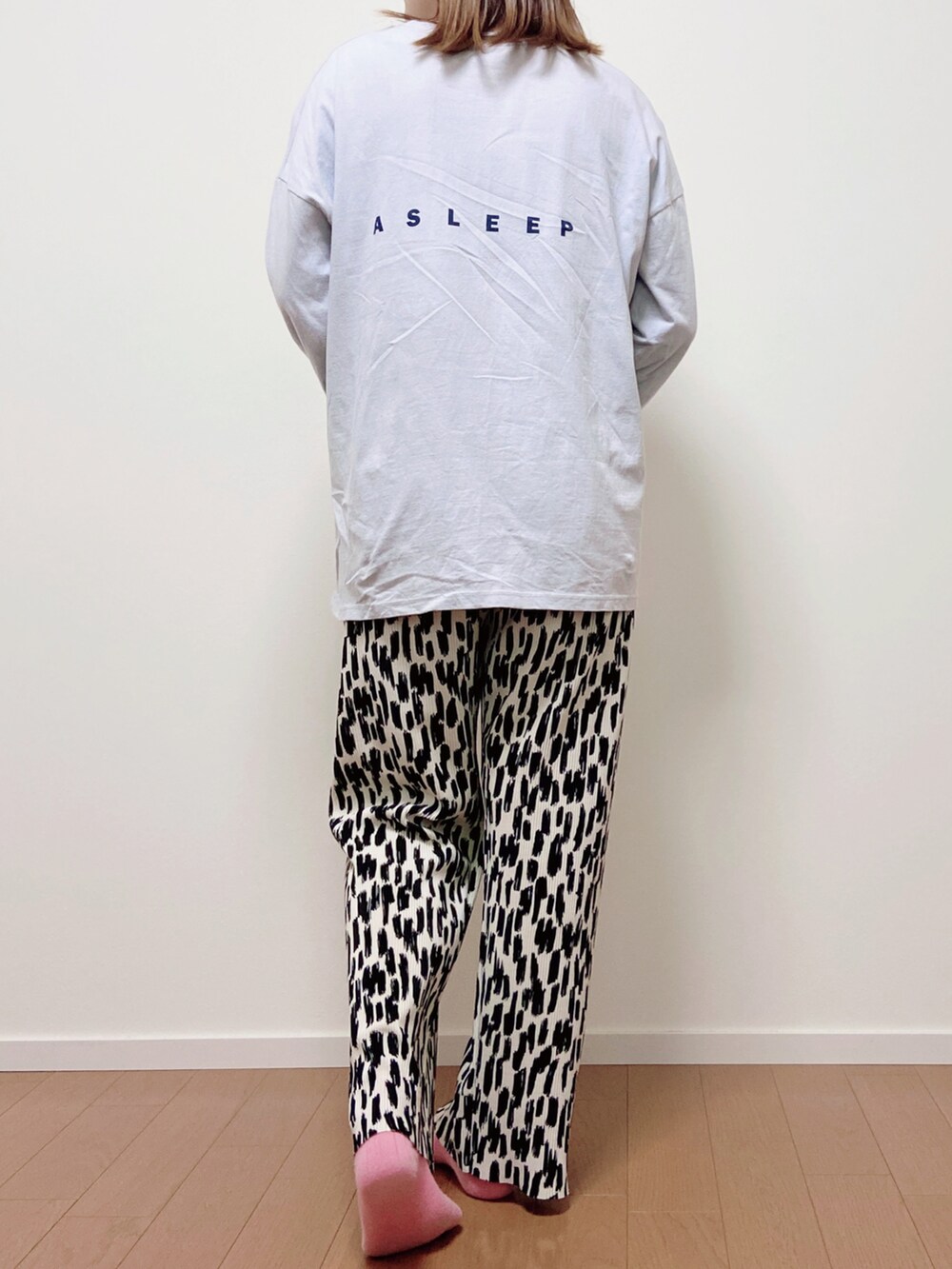 ホワイト系のその他パンツ、グレー系のTシャツ/カットソーを着用したレディースの春コーディネートの2枚目の写真