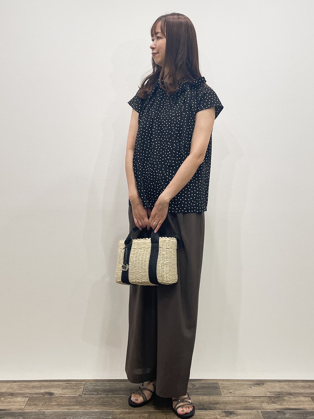 ブラック系のシャツ/ブラウス、ブラウン系のその他パンツ、ブラック系のトートバッグを着用したレディースの夏コーディネートの3枚目の写真