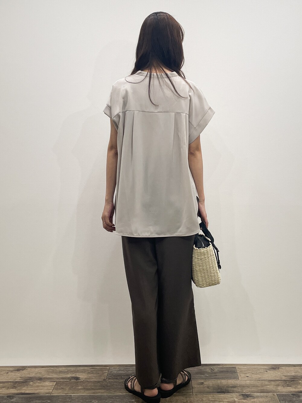 ベージュ系のシャツ/ブラウス、ブラウン系のその他パンツ、ブラック系のトートバッグを着用したレディースの夏コーディネートの5枚目の写真