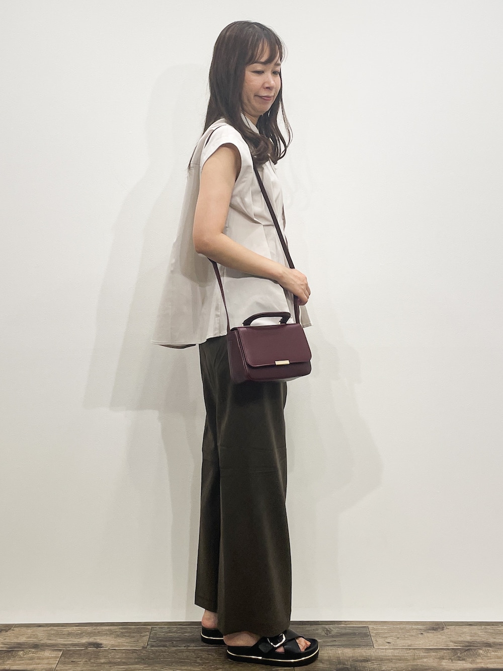 ベージュ系のシャツ/ブラウス、ブラウン系のその他パンツ、レッド系のショルダーバッグを着用したレディースの夏コーディネートの7枚目の写真