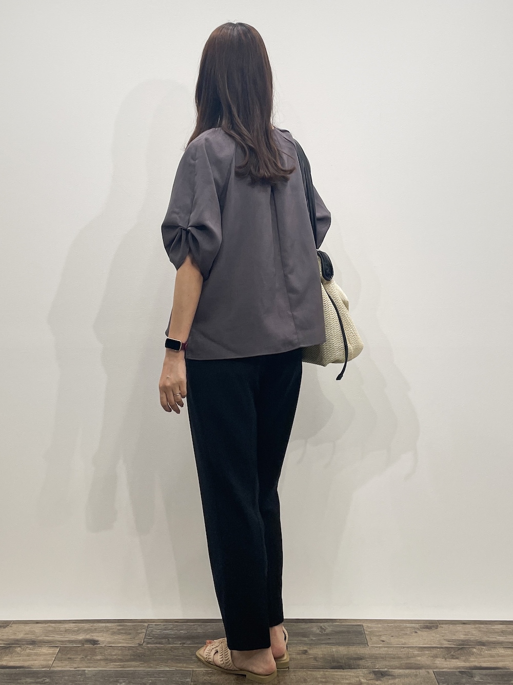 グレー系のシャツ/ブラウス、ブラック系のその他パンツ、ホワイト系のトートバッグを着用したレディースの夏コーディネートの4枚目の写真