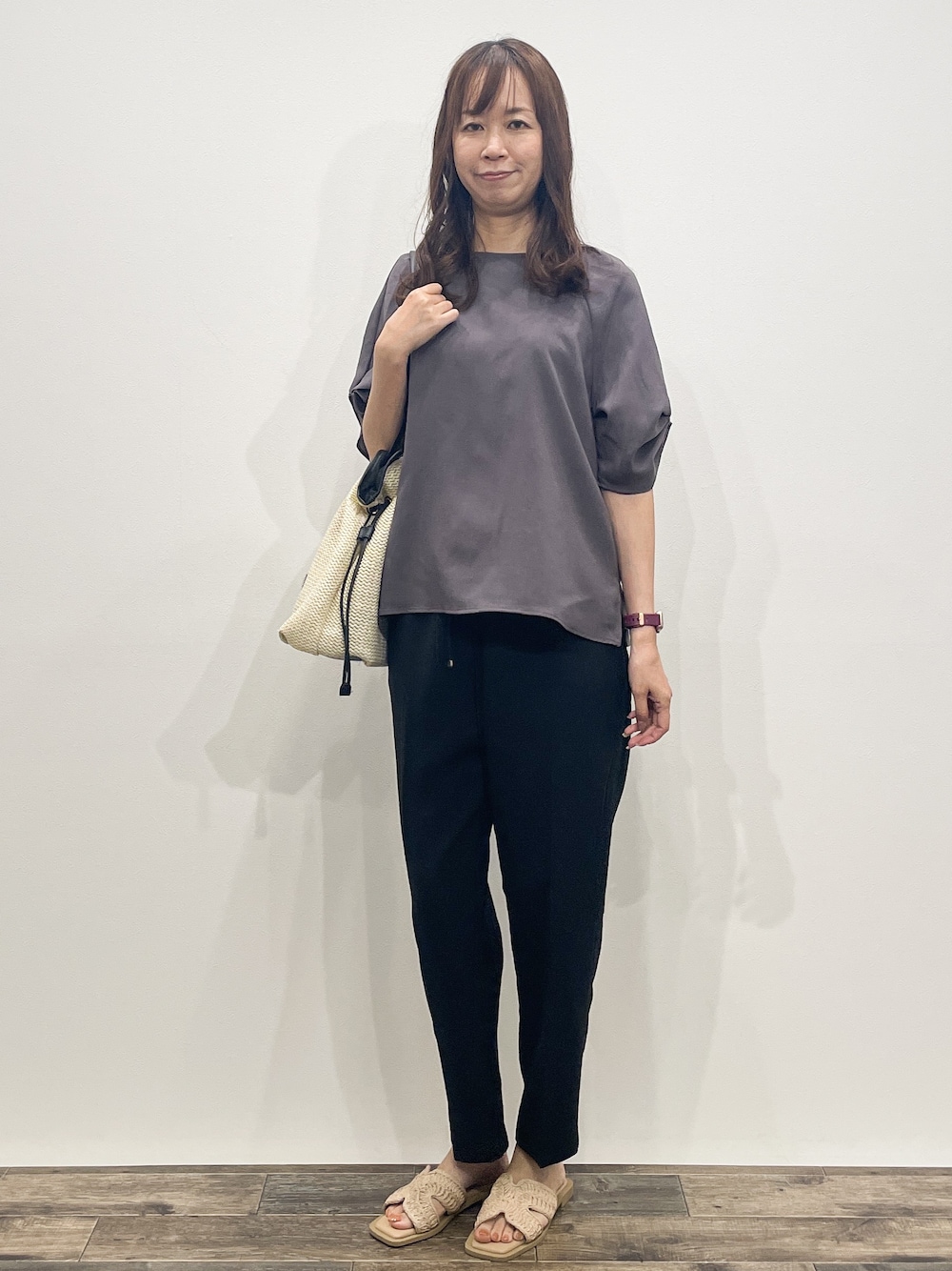 グレー系のシャツ/ブラウス、ブラック系のその他パンツ、ホワイト系のトートバッグを着用したレディースの夏コーディネートの2枚目の写真