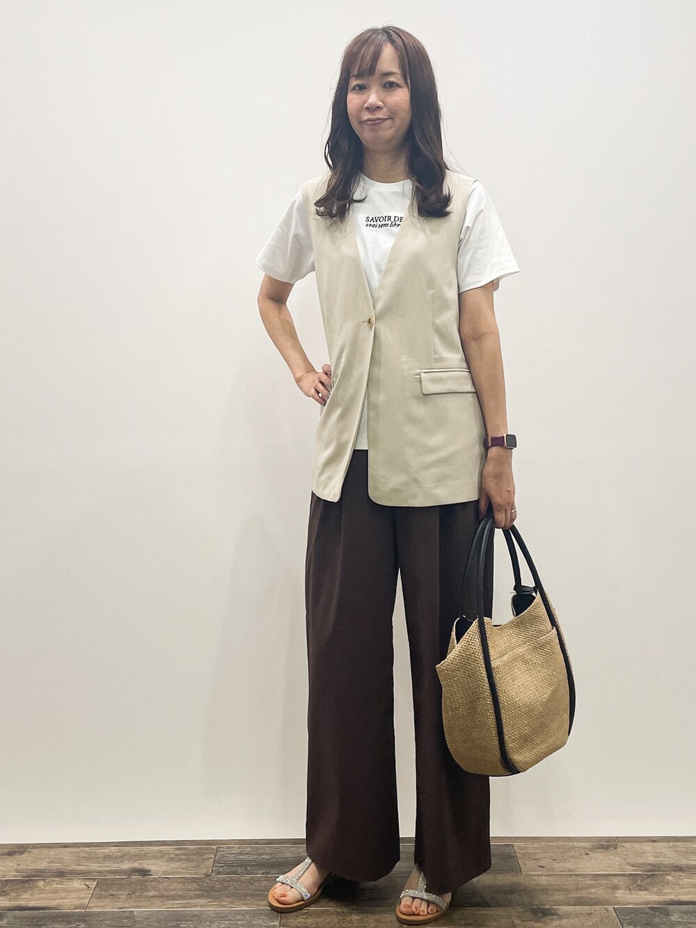 ベージュ系のベスト、ホワイト系のTシャツ/カットソー、ブラウン系のその他パンツを着用したレディースの夏コーディネートの2枚目の写真