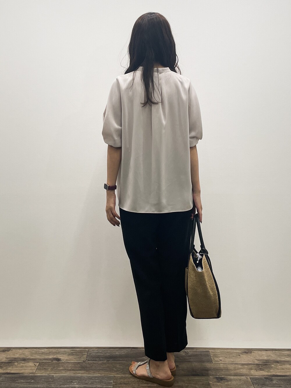 ベージュ系のシャツ/ブラウス、ブラック系のその他パンツ、ベージュ系のトートバッグを着用したレディースの春コーディネートの5枚目の写真