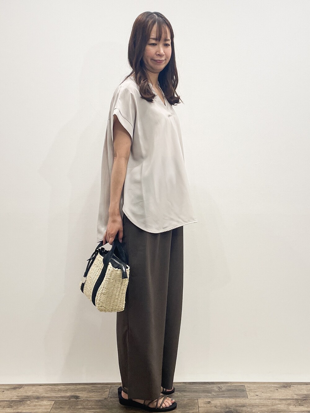 ベージュ系のシャツ/ブラウス、ブラウン系のその他パンツ、ブラック系のトートバッグを着用したレディースの夏コーディネートの7枚目の写真