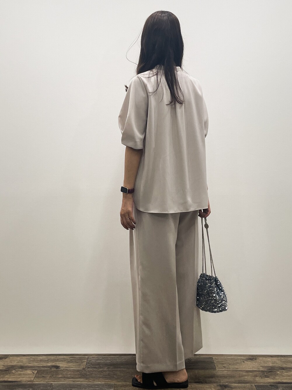 ベージュ系のシャツ/ブラウス、ベージュ系のその他パンツ、グレー系のショルダーバッグを着用したレディースの春コーディネートの5枚目の写真