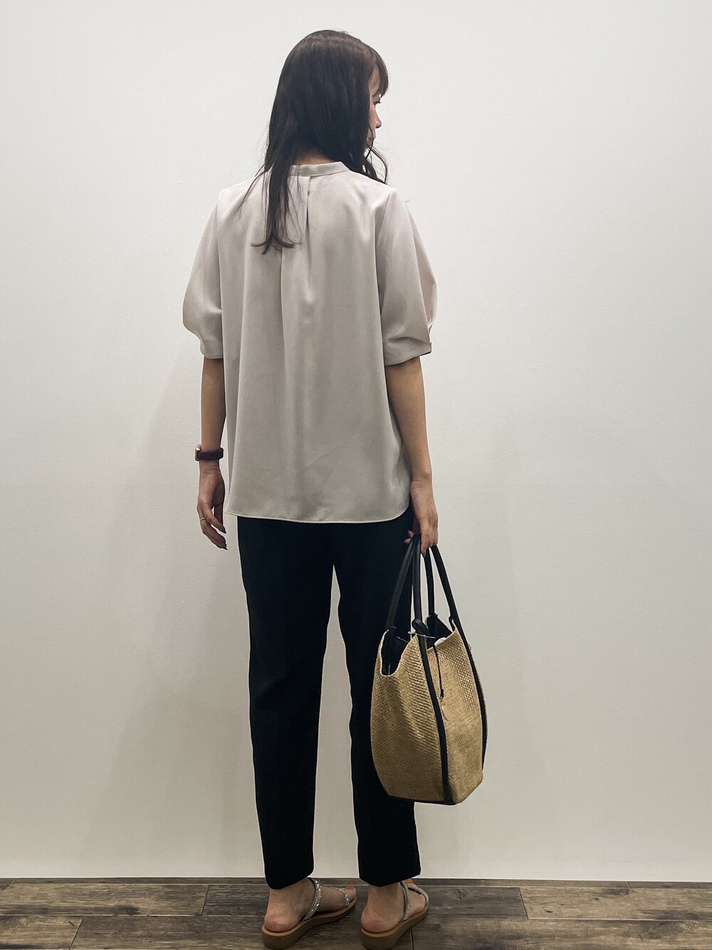 ベージュ系のシャツ/ブラウス、ブラック系のその他パンツ、ベージュ系のトートバッグを着用したレディースの春コーディネートの6枚目の写真