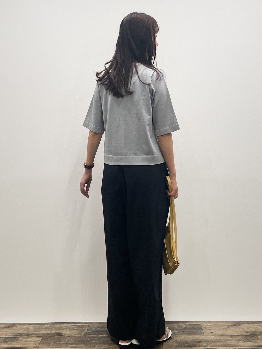 グレー系のカーディガン/ボレロ、ブラック系のその他パンツ、イエロー系のショルダーバッグを着用したレディースの夏コーディネートの5枚目の写真