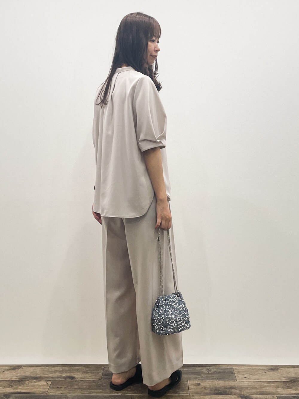 ベージュ系のシャツ/ブラウス、ベージュ系のその他パンツ、グレー系のショルダーバッグを着用したレディースの春コーディネートの8枚目の写真