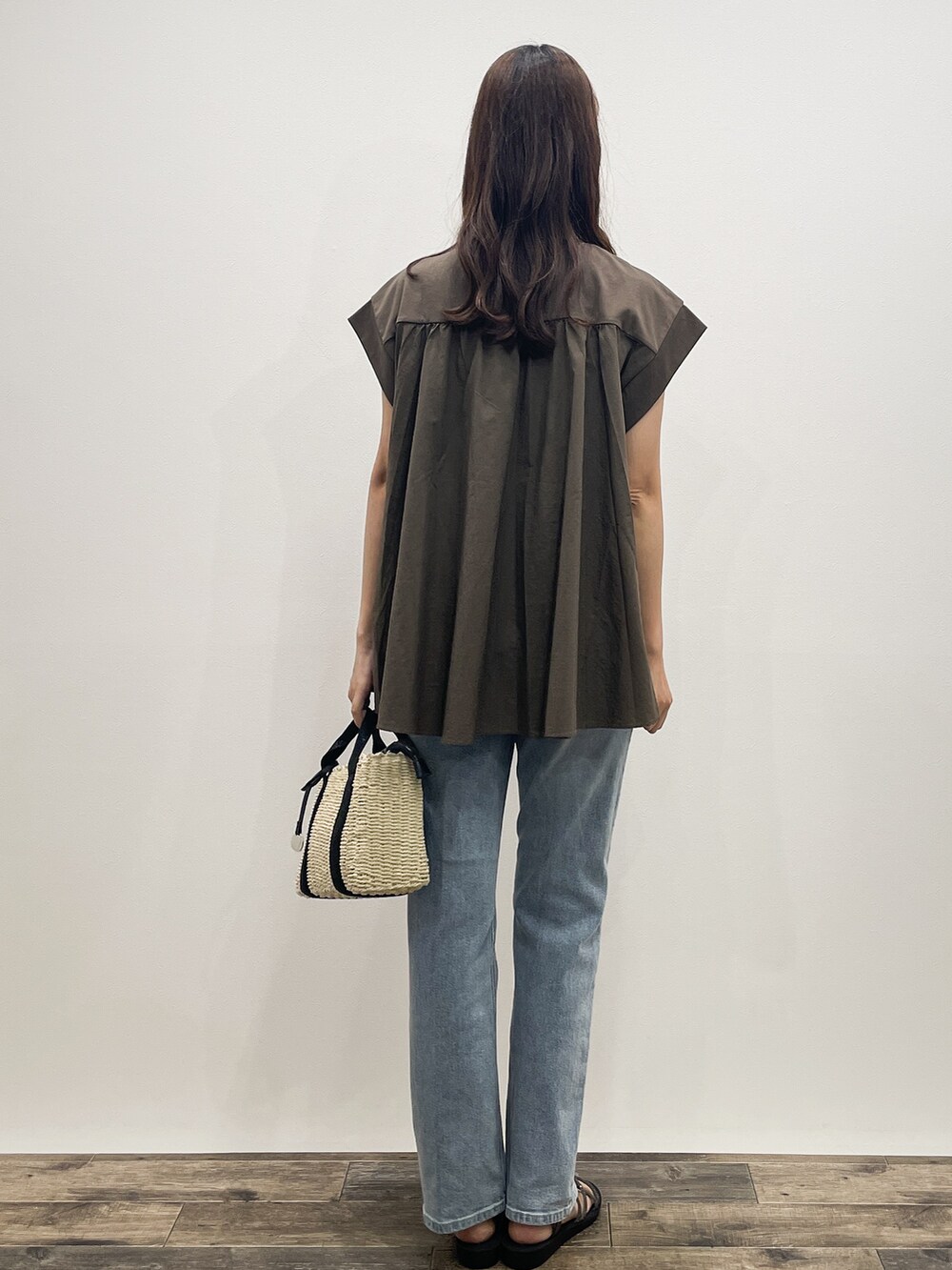 ブラウン系のTシャツ/カットソー、ブルー系のデニムパンツ、ブラック系のトートバッグを着用したレディースの夏コーディネートの5枚目の写真