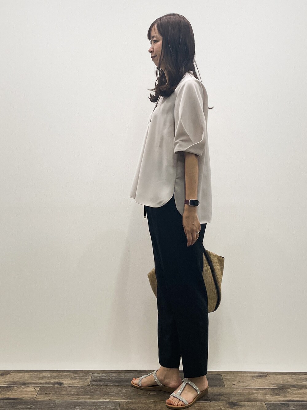 ベージュ系のシャツ/ブラウス、ブラック系のその他パンツ、ベージュ系のトートバッグを着用したレディースの春コーディネートの3枚目の写真