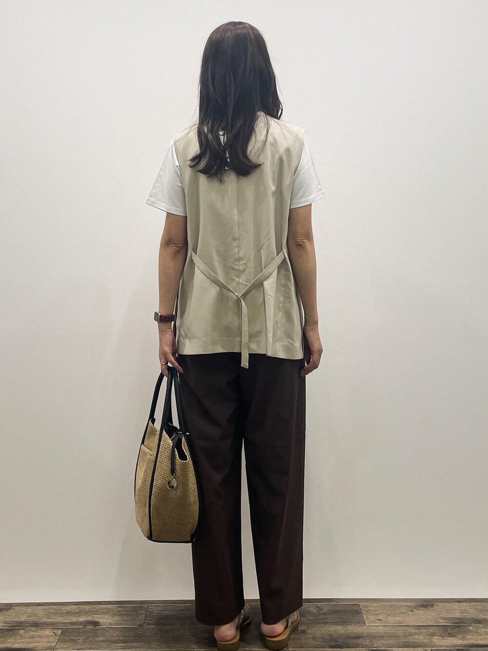 ベージュ系のベスト、ホワイト系のTシャツ/カットソー、ブラウン系のその他パンツを着用したレディースの夏コーディネートの6枚目の写真
