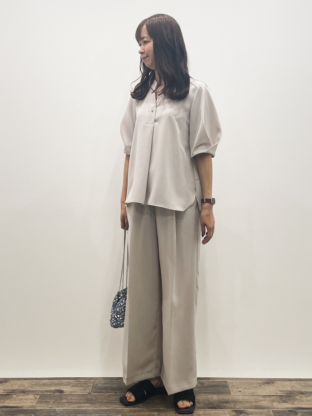 ベージュ系のシャツ/ブラウス、ベージュ系のその他パンツ、グレー系のショルダーバッグを着用したレディースの春コーディネートの3枚目の写真