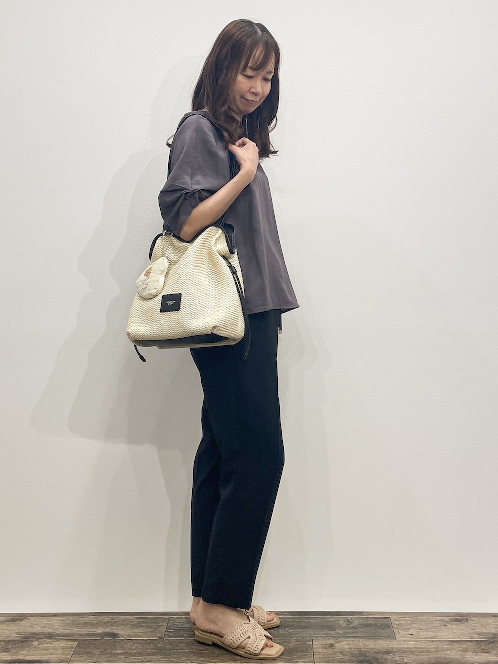 グレー系のシャツ/ブラウス、ブラック系のその他パンツ、ホワイト系のトートバッグを着用したレディースの夏コーディネートの7枚目の写真