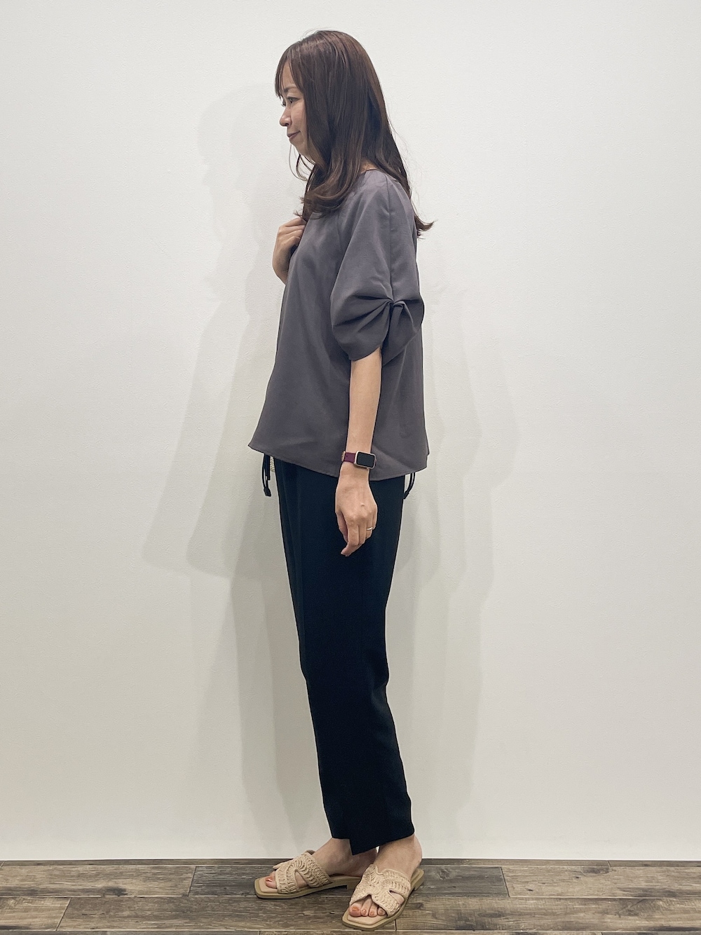 グレー系のシャツ/ブラウス、ブラック系のその他パンツ、ホワイト系のトートバッグを着用したレディースの夏コーディネートの3枚目の写真