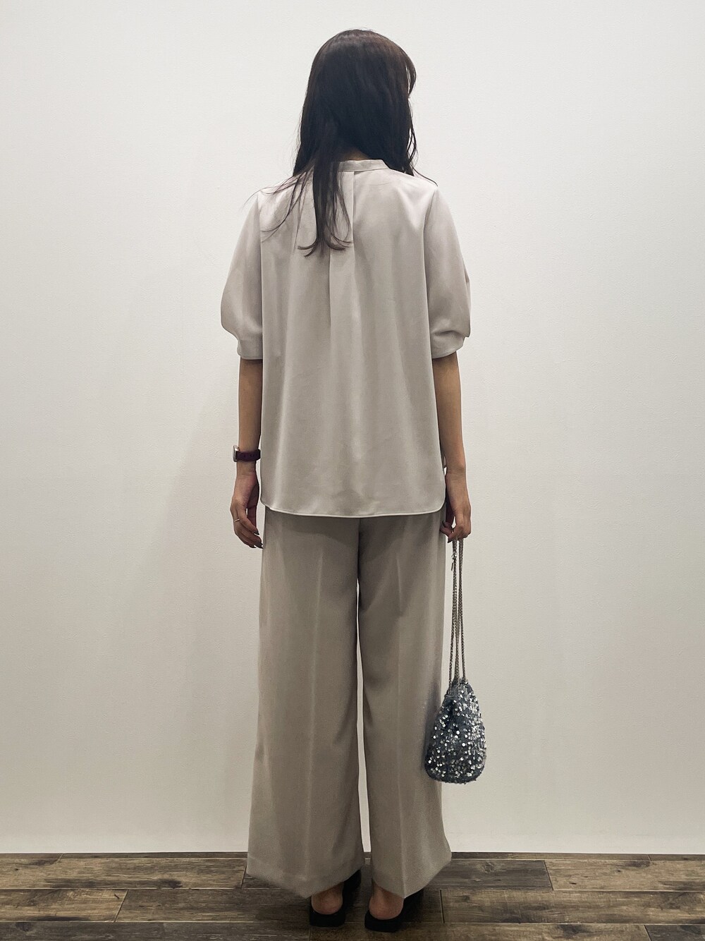 ベージュ系のシャツ/ブラウス、ベージュ系のその他パンツ、グレー系のショルダーバッグを着用したレディースの春コーディネートの6枚目の写真