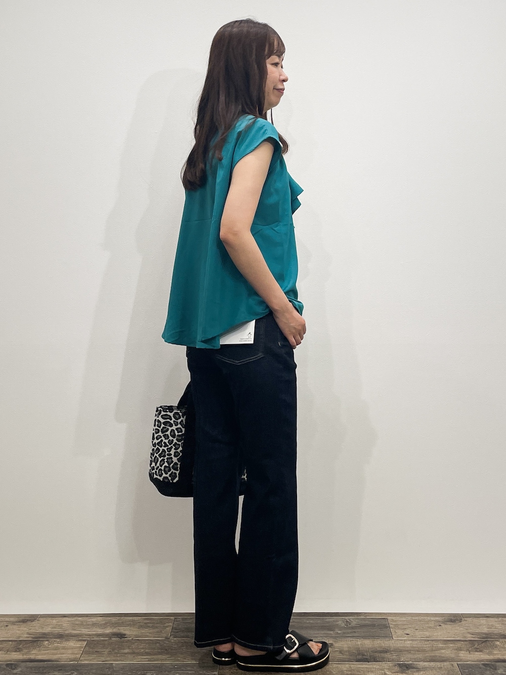ブルー系のシャツ/ブラウス、ブルー系のデニムパンツ、ブラック系のトートバッグを着用したレディースの夏コーディネートの6枚目の写真