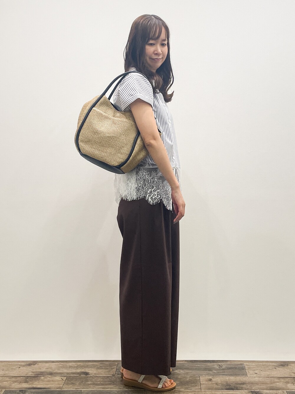 ブルー系のシャツ/ブラウス、ブラウン系のその他パンツ、ベージュ系のトートバッグを着用したレディースの夏コーディネートの5枚目の写真