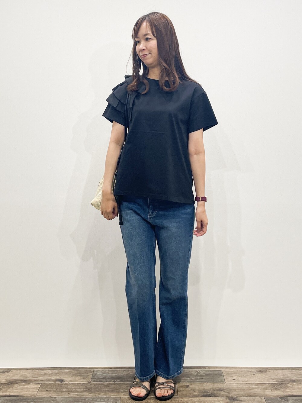 ブラック系のTシャツ/カットソー、ブルー系のデニムパンツ、ホワイト系のトートバッグを着用したレディースの夏コーディネートの2枚目の写真