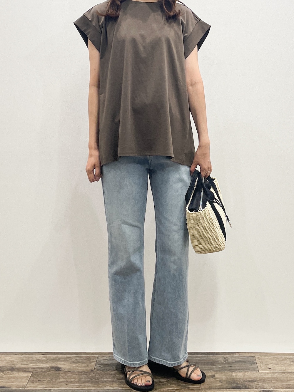 ブラウン系のTシャツ/カットソー、ブルー系のデニムパンツ、ブラック系のトートバッグを着用したレディースの夏コーディネートの8枚目の写真