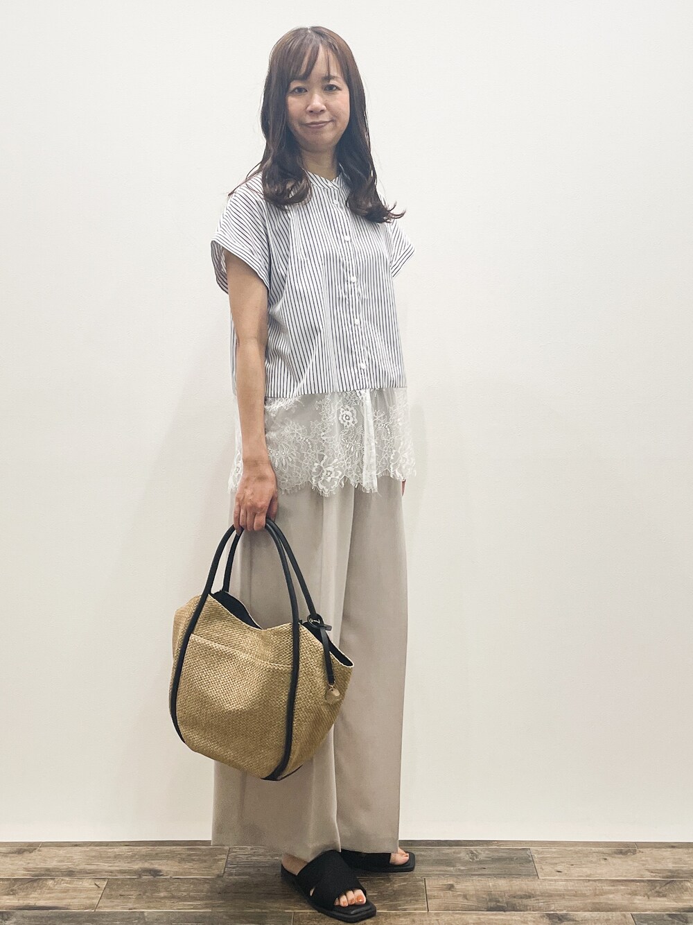 ブルー系のシャツ/ブラウス、ベージュ系のその他パンツ、ベージュ系のトートバッグを着用したレディースの夏コーディネートの8枚目の写真
