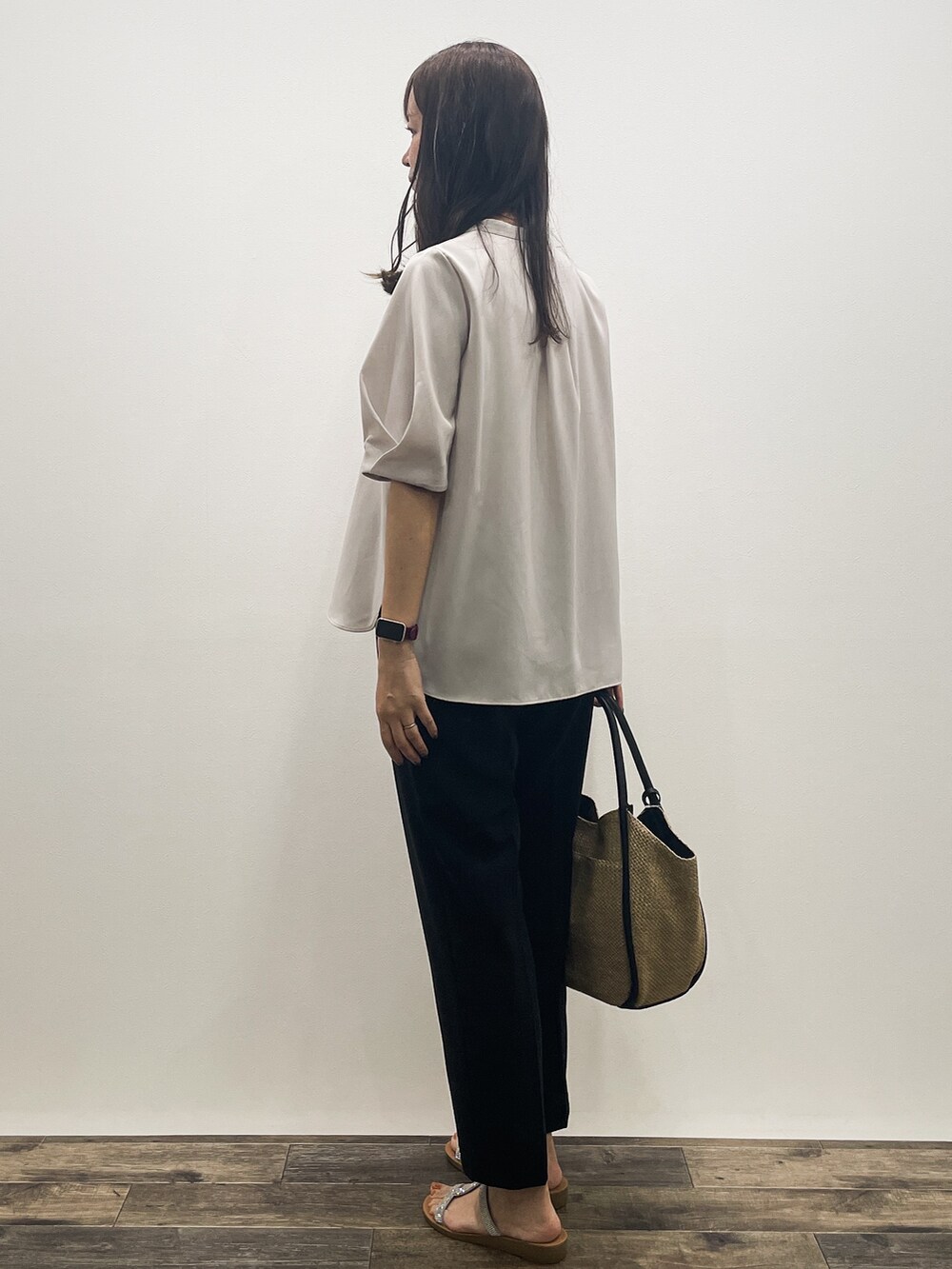ベージュ系のシャツ/ブラウス、ブラック系のその他パンツ、ベージュ系のトートバッグを着用したレディースの春コーディネートの4枚目の写真