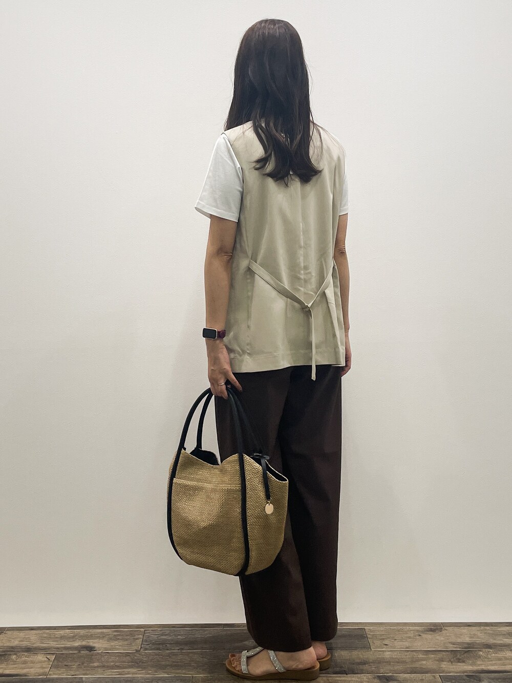 ベージュ系のベスト、ホワイト系のTシャツ/カットソー、ブラウン系のその他パンツを着用したレディースの夏コーディネートの5枚目の写真