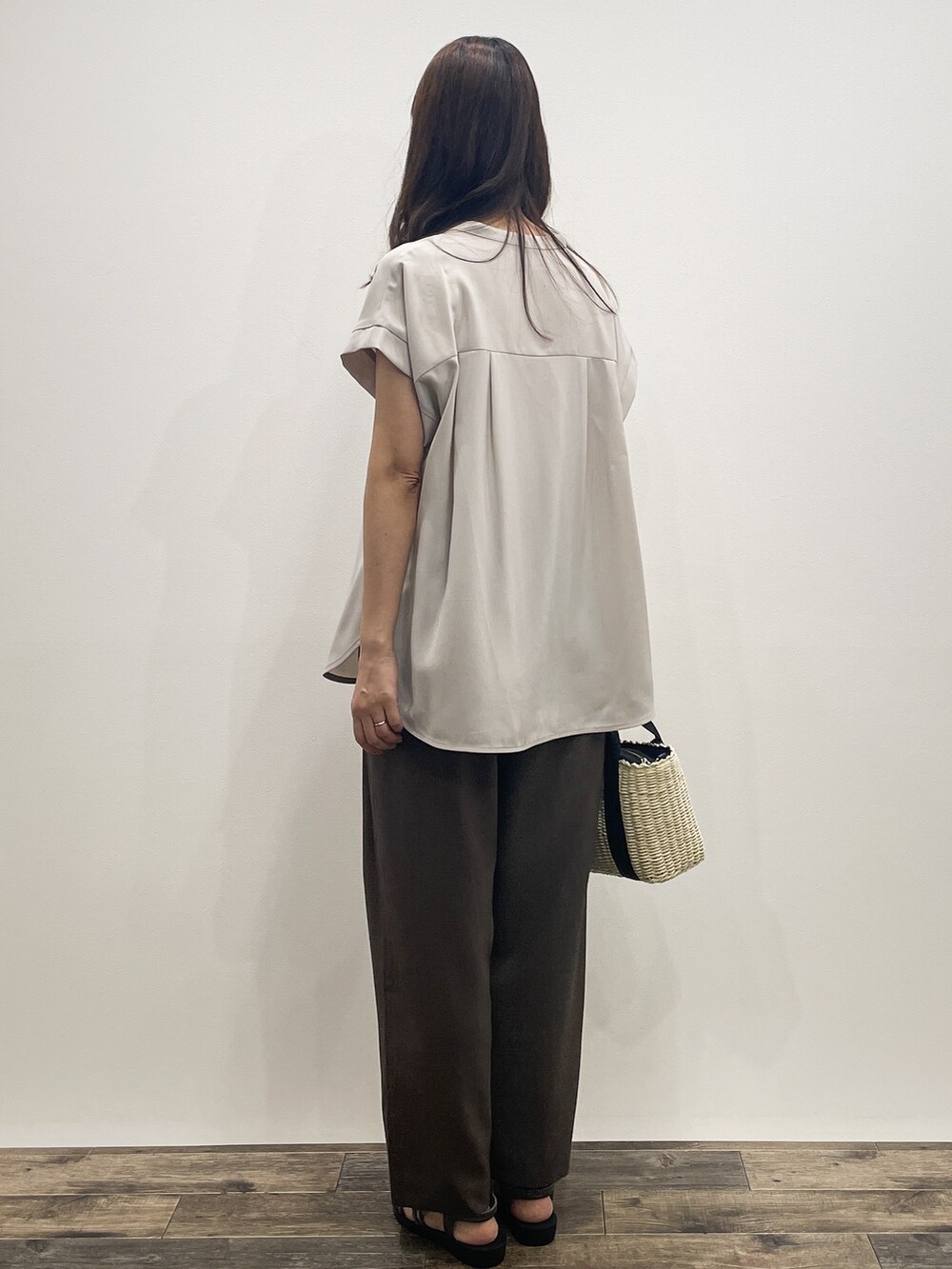 ベージュ系のシャツ/ブラウス、ブラウン系のその他パンツ、ブラック系のトートバッグを着用したレディースの夏コーディネートの4枚目の写真