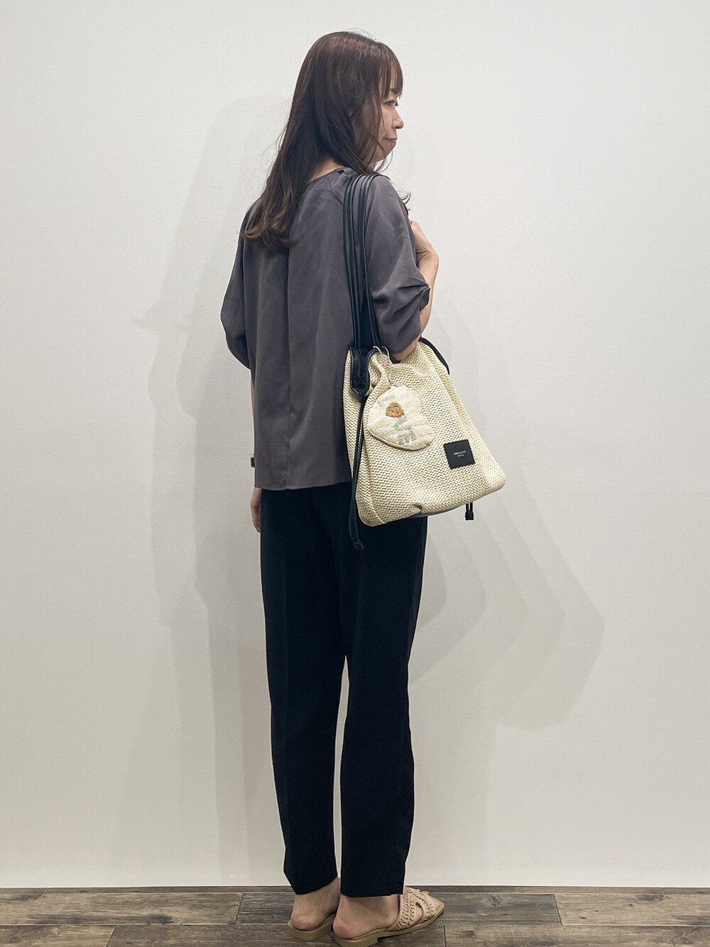 グレー系のシャツ/ブラウス、ブラック系のその他パンツ、ホワイト系のトートバッグを着用したレディースの夏コーディネートの6枚目の写真