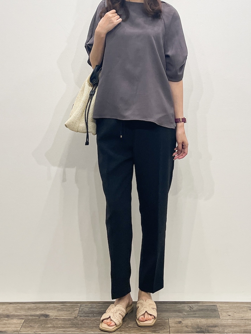 グレー系のシャツ/ブラウス、ブラック系のその他パンツ、ホワイト系のトートバッグを着用したレディースの夏コーディネートの9枚目の写真