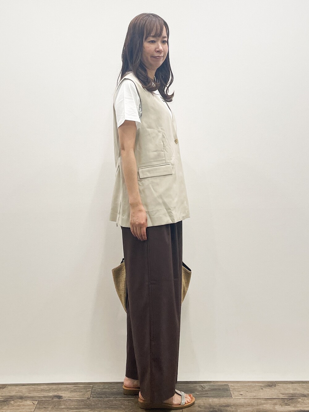 ベージュ系のベスト、ホワイト系のTシャツ/カットソー、ブラウン系のその他パンツを着用したレディースの夏コーディネートの8枚目の写真