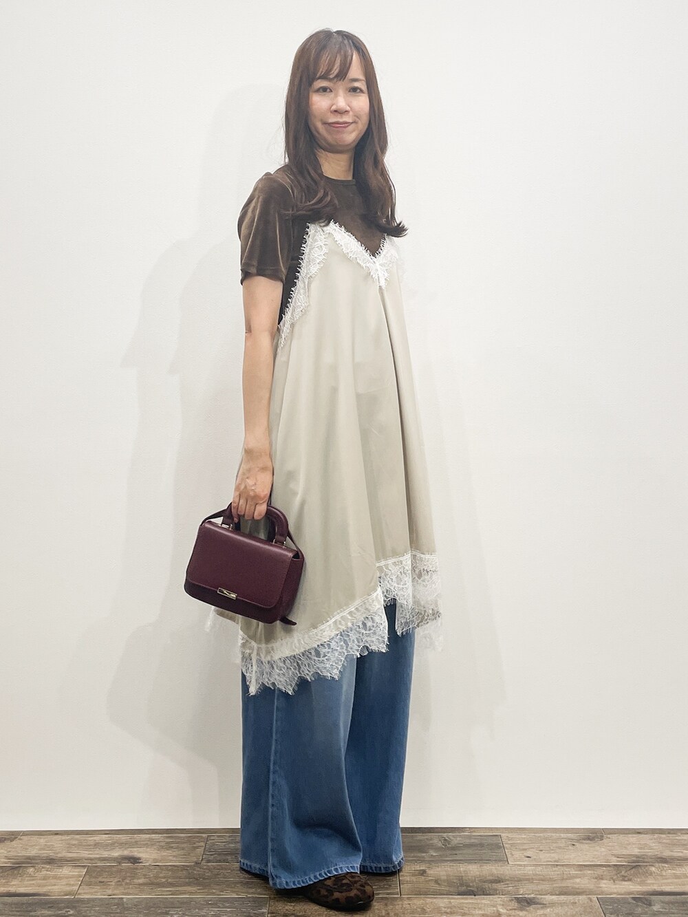 ブラウン系のTシャツ/カットソー、ベージュ系のワンピース、ブルー系のデニムパンツを着用したレディースの夏コーディネートの8枚目の写真