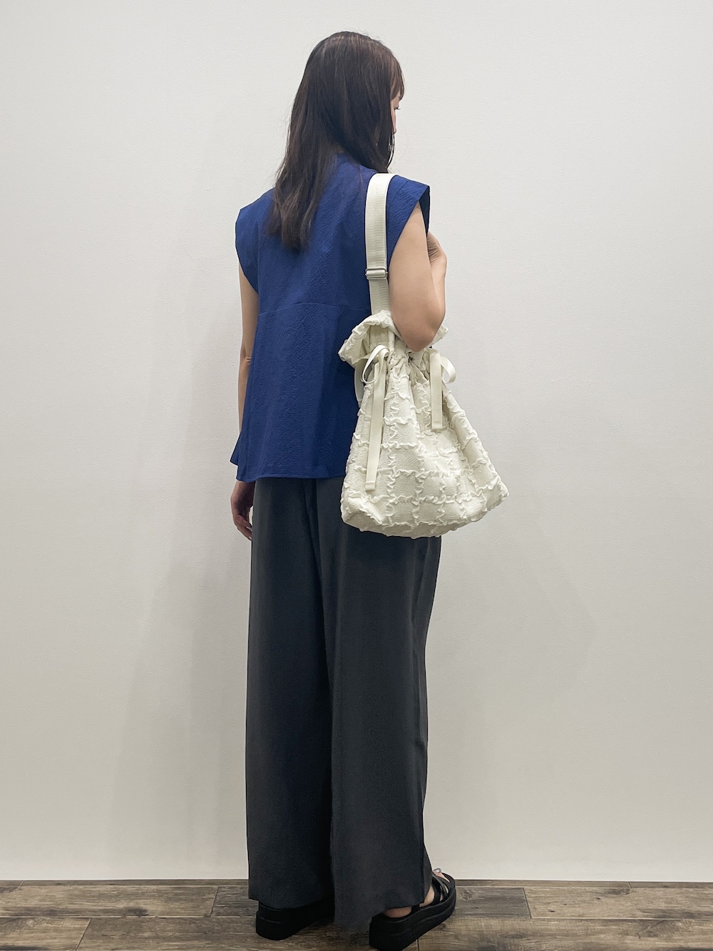 ブルー系のシャツ/ブラウス、グレー系のその他パンツ、ホワイト系のトートバッグを着用したレディースの夏コーディネートの6枚目の写真
