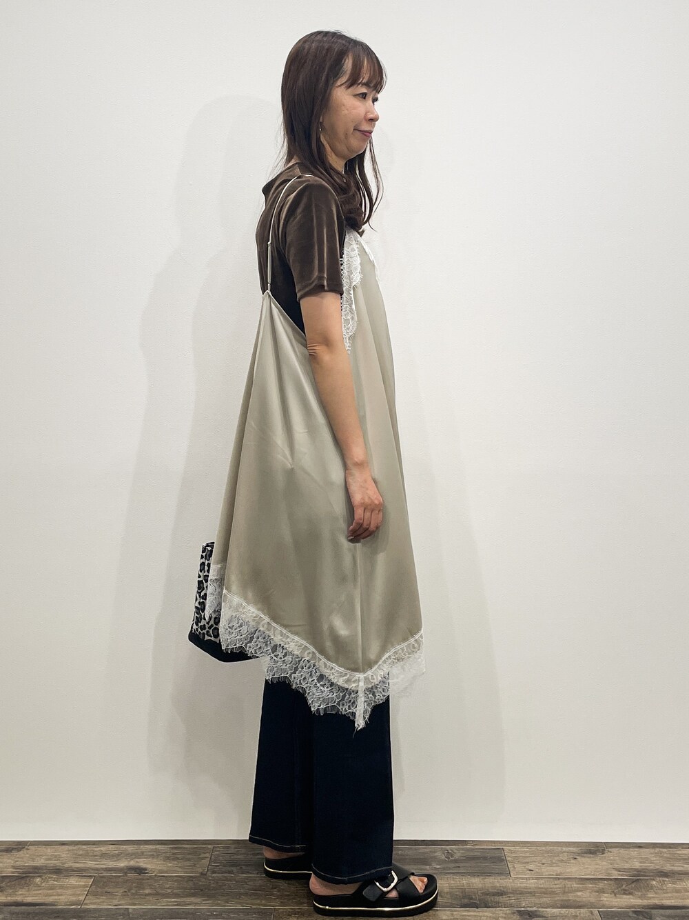 ブラウン系のTシャツ/カットソー、ベージュ系のワンピース、ブルー系のデニムパンツを着用したレディースの夏コーディネートの7枚目の写真