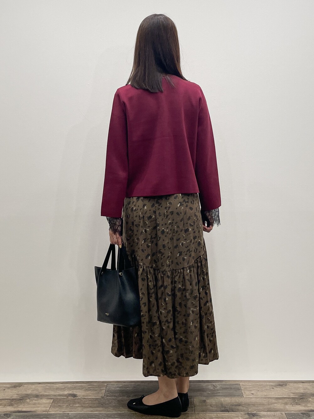レッド系のカーディガン/ボレロ、グレー系のTシャツ/カットソー、ブラウン系のスカートを着用したレディースの秋コーディネートの5枚目の写真
